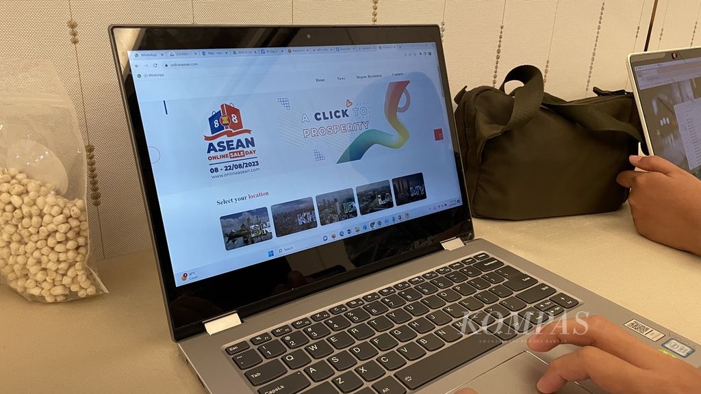 Seorang warga Indonesia membuka laman https://onlineasean.com yang menjadi pelantar ASEAN Online Sales Day (AOSD). Festival belanja dalam jaringan AOSD tahun ini diselenggarakan pada 8-22 Agustus 2023.