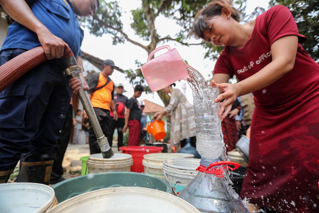 Warga mengisi galon miliknya dengan air bersih di Kelurahan Keranggan, Kecamatan Setu, Kota Tangerang Selatan, Banten, Senin (18/9/2023). 