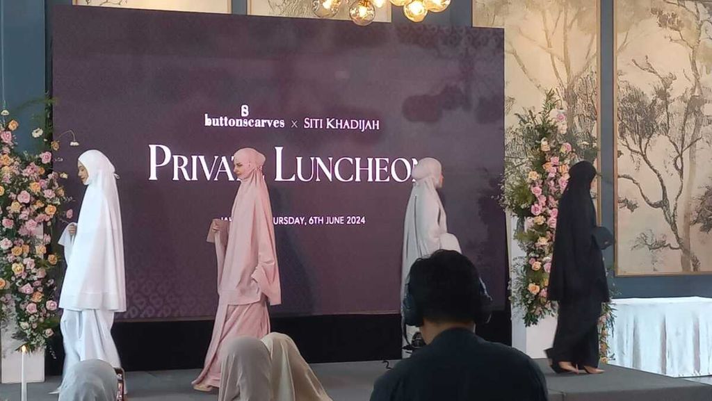 <i>Grand launching</i> Ultra Fine Lace Prayer Robe, hasil kolaborasi dari Buttonscarves dan Siti Khadijah dengan empat pilihan warna. 