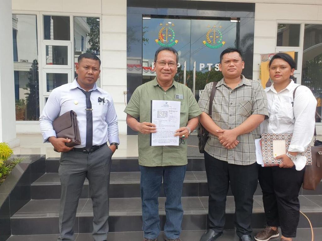 Hutur Irvan V Pandiangan (kedua dari kanan), kuasa hukum bekas Sekretaris Daerah Kabupaten Samosir Jabiat Sagala, melaporkan mantan Bupati Samosir Rapidin Simbolon atas dugaan korupsi ke Kejaksaan Tinggi Sumatera Utara, Medan, Selasa (30/8/2022). 