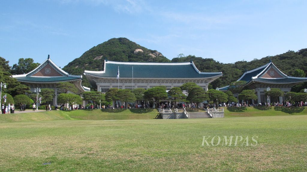 Gedung Biru atau Blue House, istana kepresidenan Korea Selatan, dibuka untuk umum mulai 10 Mei 2022 oleh Presiden Korea Selatan Yoon Suk Yeol. Wisatawan domestik ataupun asing antusias mengunjungi kompleks Gedung Biru ini.