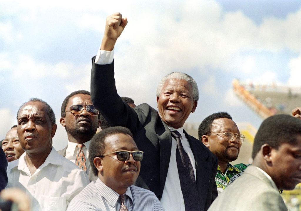 Presiden Kongres Nasional Afrika (ANC) Nelson Mandela (tengah) menghadiri sebuah kampanye pemilu di Mmabatho, Afrika Selatan, 15 Maret 1994. 
