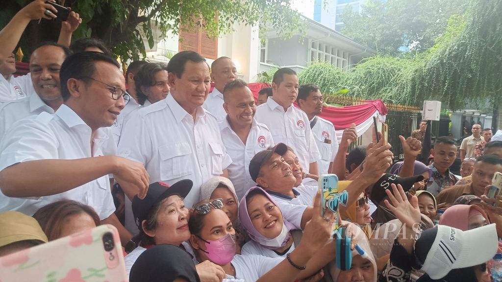 Bakal calon presiden dari Koalisi Indonesia Maju, Prabowo Subianto (tengah), berfoto dengan sukarelawan pendukungnya yang menamakan diri Persaudaraan 98 di depan rumahnya di Kertanegara IV, Jakarta, Rabu (11/10/2023).