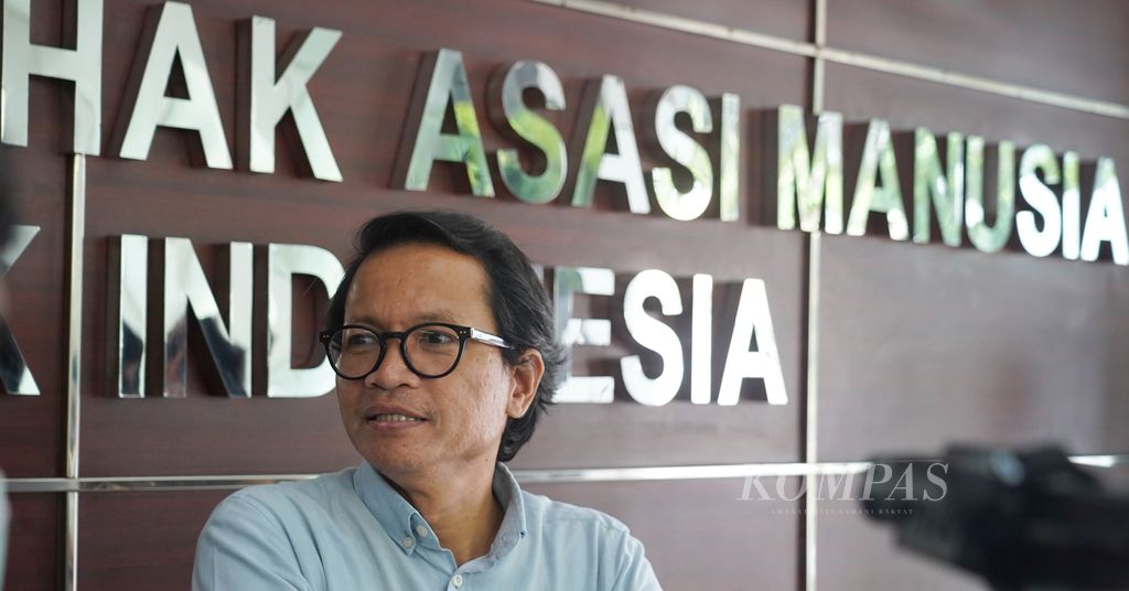 Eks anggota Tim Pencari Fakta Munir, Usman Hamid, di kantor Komisi Nasional Hak Asasi Manusia (Komnas HAM), Jakarta, untuk mengikuti pemeriksaan sebagai saksi oleh tim Ad Hoc Penyelidikan Pelanggaran HAM Berat, Jumat (15/3/2024).