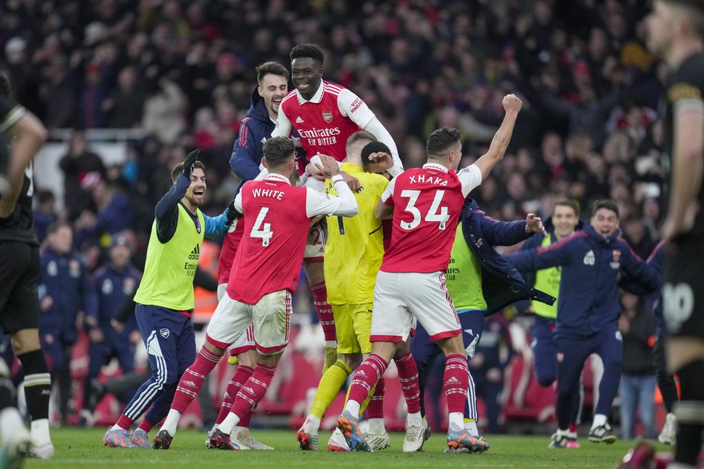 Pemain Arsenal melakukan selebrasi setelah Reiss Nelson mencetak gol ketiga saat perpanjangan waktu dalam pertandingan Liga Inggris antara Arsenal dan Bournemouth di Stadion Emirates, London, Sabtu (4/3/2023). Arsenal menundukkan Bournemouth, 3-2.
