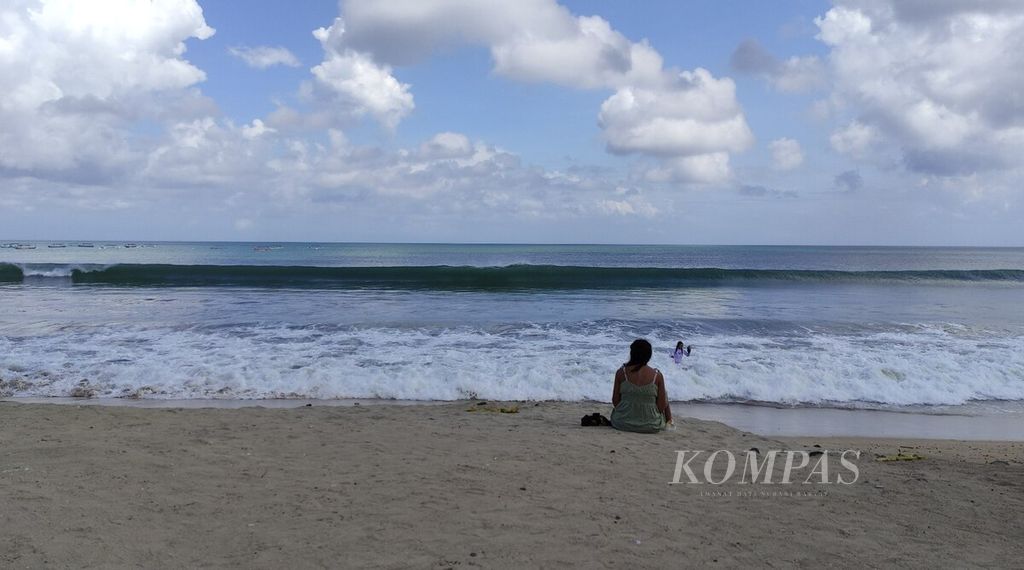 Pantai Kuta, Badung, menjadi tujuan wisatawan ke Bali. 