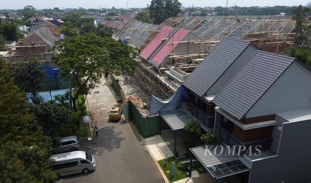 Rumah contoh Nykka dan deretan rumah yang sedang diselesaikan pembangunannya di kawasan kluster Sutera Narada, Alam Sutera, Tangerang Selatan, Banten, Senin (11/12/2023).  Nykka dijual dengan harga mulai Rp 5,1 miliar. 