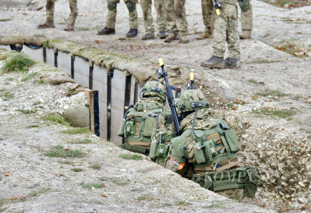 Tentara Ukraina mengikuti latihan dasar perang darat, Jumat (1/12/2023), di Inggris selatan. Latihan itu bagian dari Operasi Interflex, program Inggris untuk mempersiapkan pasukan infantri Ukraina. Inggris menggandeng 10 negara dalam Operasi Interflex.