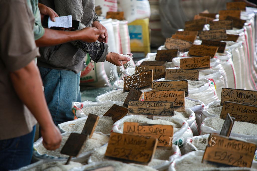 Calon pembeli melihat kualitas beras yang dijual di pasar induk beras Cipinang, Jakarta Timur, Kamis (15/12/2022). Kenaikan harga beras mulai dikeluhkan oleh para pembeli yang sebagian besar adalah pedagang beras eceran.