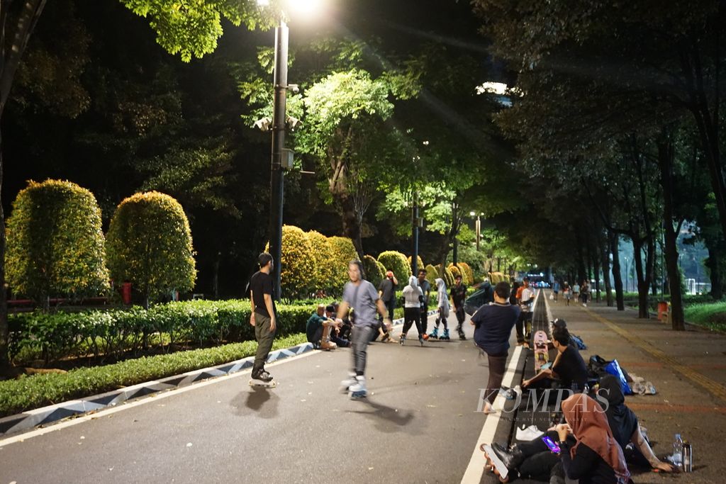 Inline skate enthusiasts who are part of the Jakarta Inline Skate community practiced together after breaking their fast in the Gelora Bung Karno area, Senayan, Jakarta, on Wednesday (20/3/2024) night.