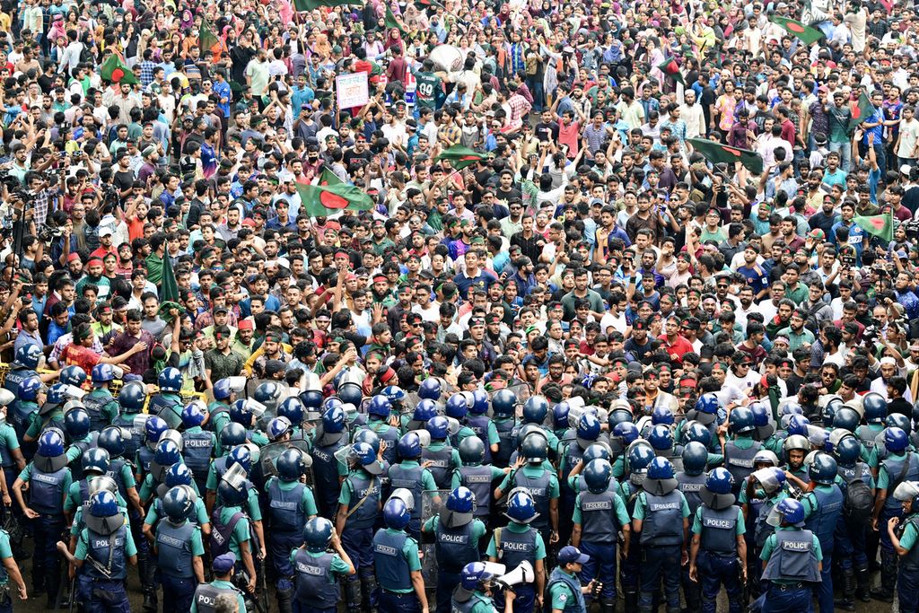 Mahasiswa bentrok dengan polisi saat protes menuntut sistem berbasis prestasi untuk pekerjaan pegawai negeri di Dhaka, Bangladesh, Kamis (11/7/2024). Polisi menembakkan gas air mata dan peluru karet untuk membubarkan pengunjuk rasa mahasiswa yang menuntut penghapusan kuota yang mereka katakan dicurangi untuk mendukung calon pekerja yang pro-pemerintah. 