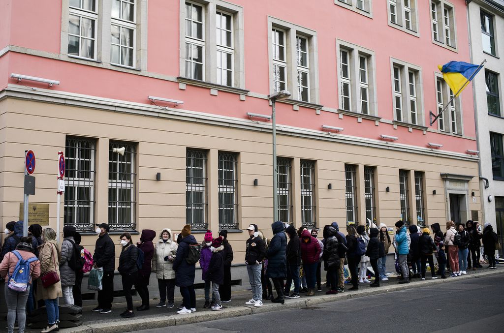 Pengungsi Ukraina antre di Kedutaan Besar Ukraina di Berlin, Jerman, April 2023.  