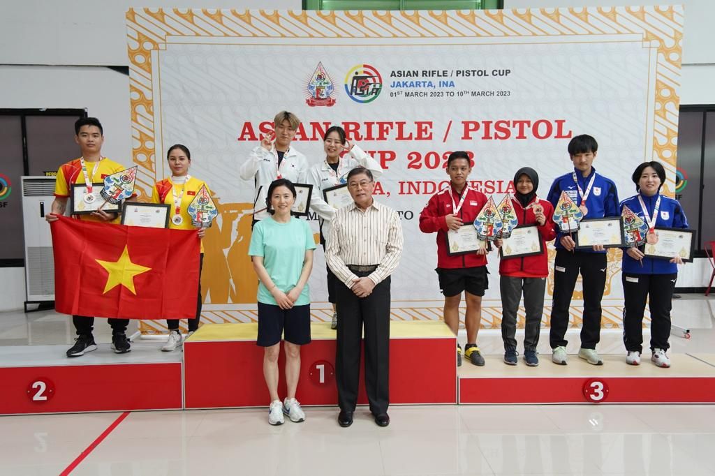 Para peraih penghargaan di nomor Air Pistol tim campuran 10 meter Piala Asia Senapan dan Pistol ISSF 2023 berdiri di atas podium, Lapangan Tembak Senayan, Jakarta, Rabu (8/3/2023).