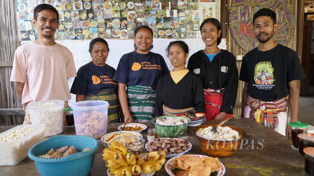 Anggota Lakoat.Kujawas berpose dengan hidangan pangan lokal di Desa Taifob, Kecamatan Mollo Utara, Kabupaten Timor Tengah Selatan, NTT, Sabtu (5/8/2023).