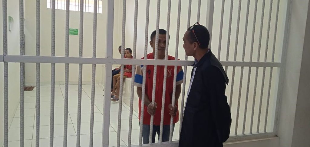 Viktor Manbait (51) selaku penasihat hukum terdakwa Niko Manao sedang mengunjungi kliennya di dalam tahanan Polres TTS. Viktor menanyakan kondisi kesehatan kliennya sekaligus berkoordinasi soal kasus hukum yang menimpa Niko.