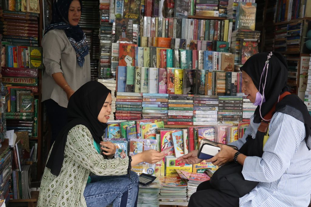 Wisatawan dari Jakarta menyempatkan diri membeli buku pelajaran untuk keluarganya di toko buku Taman Pintar, Yogyakarta, Rabu (13/7/2022).