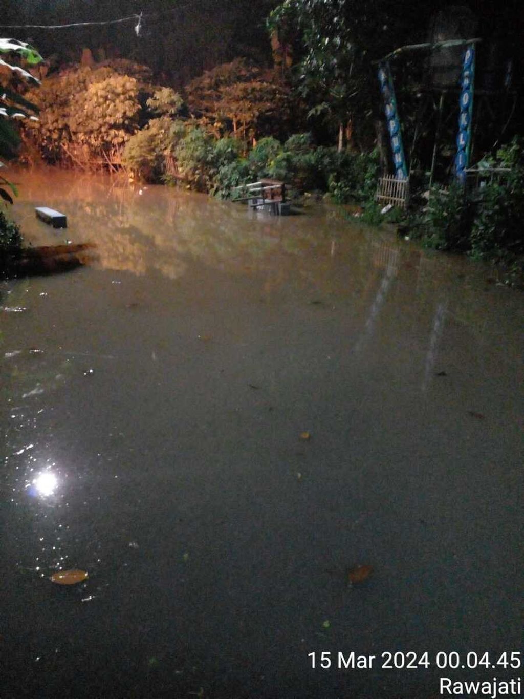 Flooding has inundated the Rawajati area in Pancoran district, South Jakarta early on Friday (15/3/2024) morning. The situation has caused panic among residents. The risk of flooding still remains in Jakarta considering that the dry season is predicted to experience a setback.