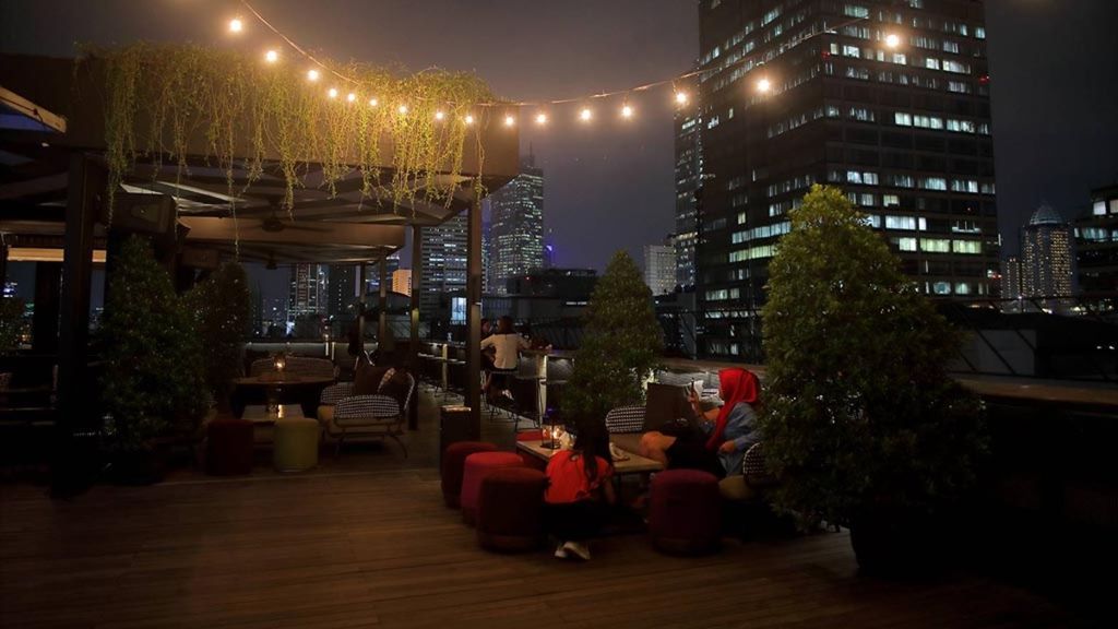 Restoran bernama BART atau <i>bar at the rooftop</i> dengan pemandangan bangunan tinggi di Hotel Artotel, Jakarta Pusat, Rabu (11/10). 