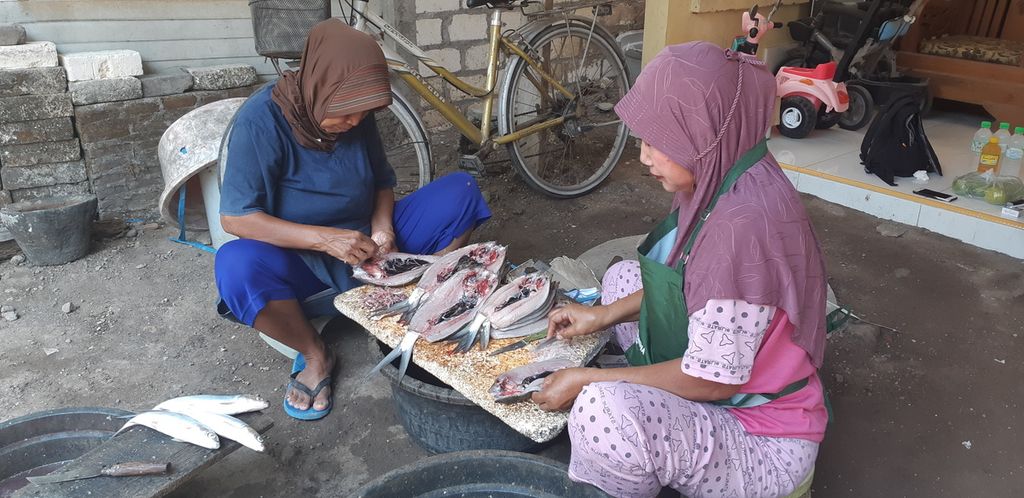 Maisaroh (kanan) sedang mencabut duri ikan bandeng di rumahnya di lingkungan RT 017 RW 004 Desa Kalanganyar, Sidoarjo, Jatim, Minggu (29/10/2023). Dia menerima rata-rata 50 ekor bandeng untuk cabut duri dengan jasa Rp 1.500 per ekor.