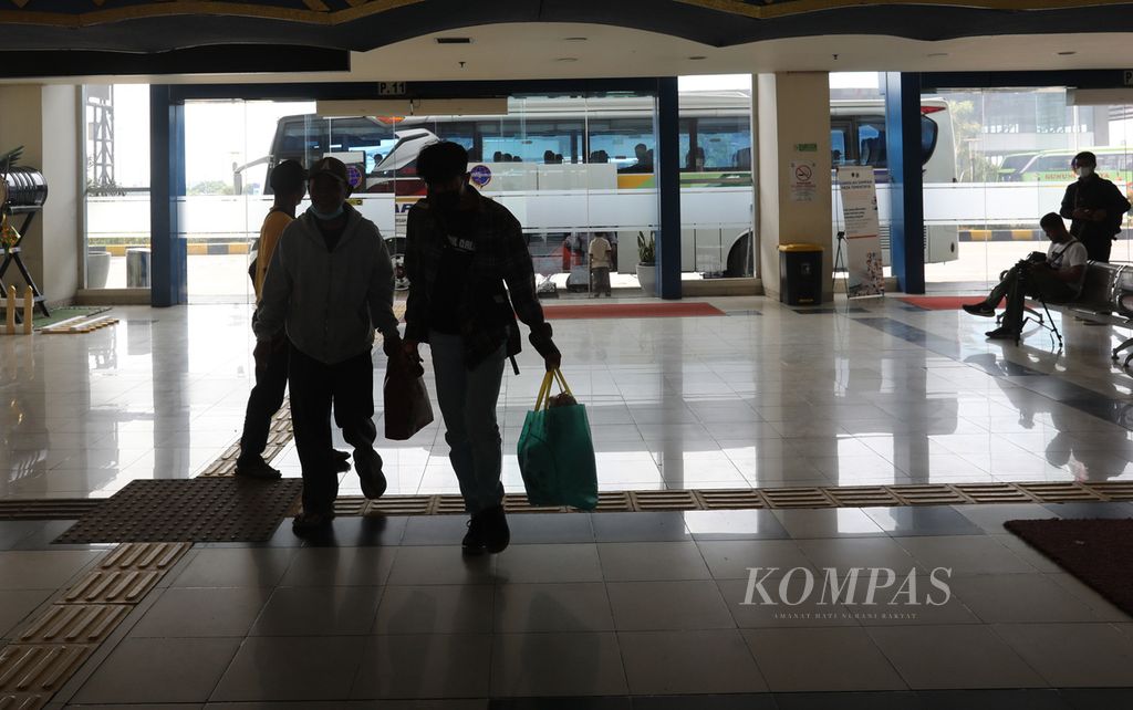 Penumpang bus antarkota antarprovinsi memasuki Terminal Terpadu Pulogebang, Jakarta, setibanya di terminal kedatangan, Rabu (26/4/2023). 