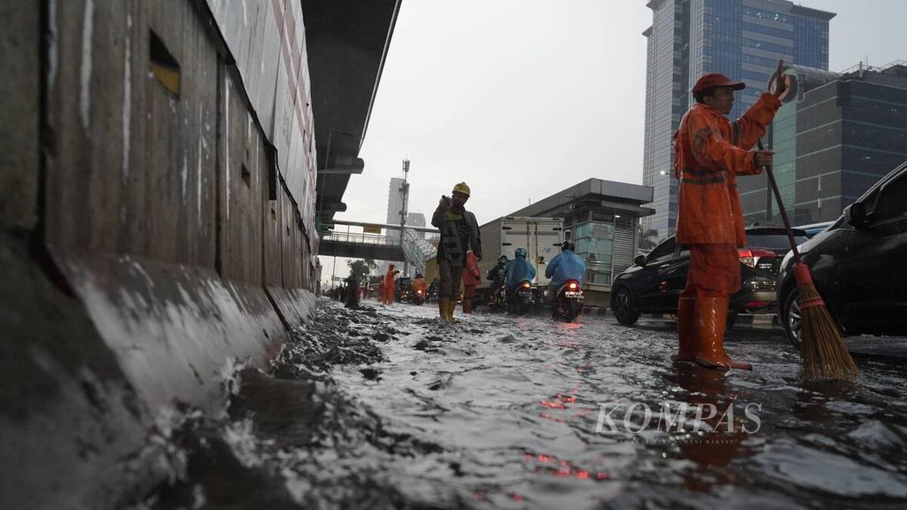 Genangan air hujan di Jalan MT Haryono, Jakarta Timur, Senin (23/12/2019). 