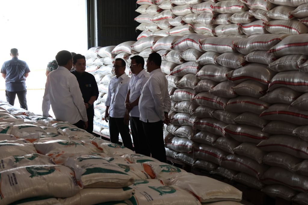 Presiden Joko Widodo meninjau persediaan beras di Gudang Bulog, Dramaga, Kabupaten Bogor, Senin (11/9/2023).