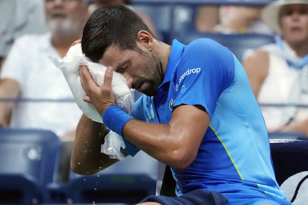 Pemain tenis dari Serbia Novak Djokovic mengelap keringatnya dengan handuk saat istirahat setelah melawan pemain Kroasia Borna Gojo pada kejuaraan tenis Amerika Serikat Terbuka di New York, Minggu (3/9/2023). 