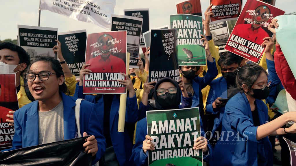 Mahasiswa yang tergabung dalam Aliansi Nasional Reformasi KUHP berunjuk rasa di sekitar Patung Kuda Arjuna Wijaya, Jakarta Pusat, Selasa (21/6/2022). Mereka mendesak RKUHP dibahas secara transparan dan menjunjung tinggi partisipasi publik.
