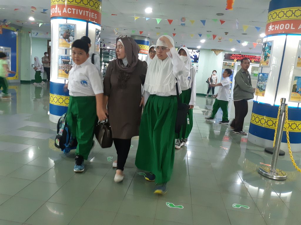 Orangtua menjemput anak di Sekolah Dasar Islam Al Azhar 1, Kebayoran Baru, Jakarta, Selasa (17/10/2023). 