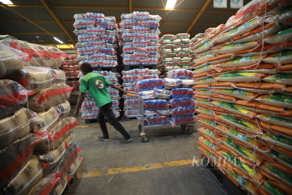 Pekerja mendistribusikan beras di gudang PT Food Station Tjipinang Jaya (FSTJ), Cipinang, Jakarta Timur, Rabu (18/3/2020). Stok beras di Pasar Induk Cipinang berada dalam batas aman di kisaran 28.000 hingga 30.000 ton. Adapun di PT FSTJ sendiri ada cadangan stok 7.000 ton di luar pasar induk Cipinang. 