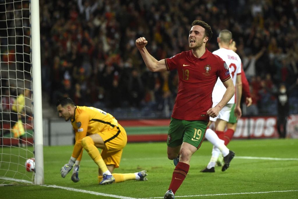 Penyerang Portugal, Diogo Jota, merayakan keberhasilannya mencetak gol ke gawang Turki pada laga semifinal <i>playoff </i>kualifikasi Piala Dunia Qatar 2022 zona Eropa di Stadion Dragao, Porto, Portugal, 24 Maret 2022 lalu. Portugal menang dengan skor 3-1 pada laga itu.