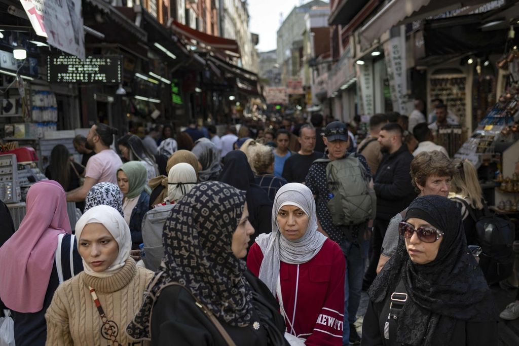 Para perempuan berbelanja di sebuah jalan yang padat pengunjung di Istanbul, Turki, Senin (22/5/2023). 