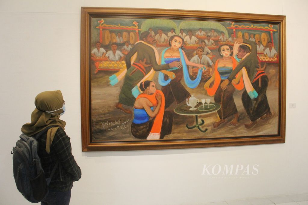 Pengunjung melihat lukisan karya pelukis senior Djoko Pekik dalam pembukaan pameran tunggal bertajuk "Gelombang Masker", Sabtu (26/3/2022) malam, di Bentara Budaya Yogyakarta, Kota Yogyakarta. 