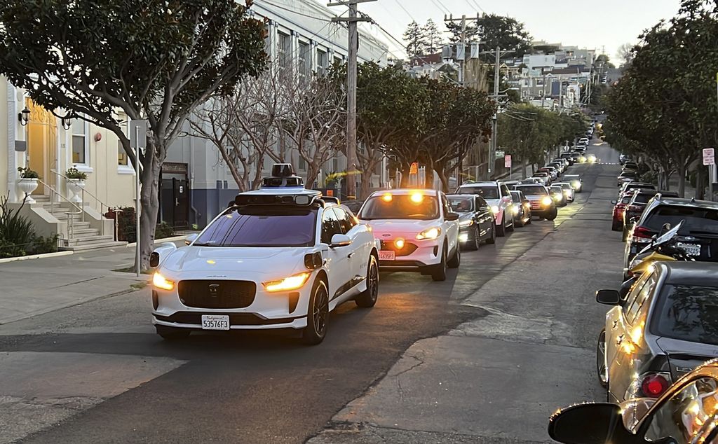 <i>Robotaxi </i>Waymo, yang dikembangkan raksasa teknologi Google, melintasi salah satu sudut kota saat uji coba di San Francisco, Amerika Serikat, 15 Februari 2023. Para ahli Waymo menyematkan lebih dari 29 sensor di dalam <i>robotaxi </i>untuk membantu mendeteksi situasi di jalanan.