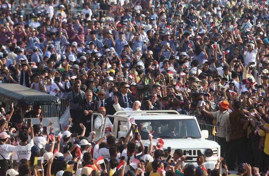 Paus Fransiskus menyapa umat Katolik yang hadir dalam misa akbar di Stadion Madya, kompleks Gelora Bung Karno, Jakarta, Kamis (5/9/2024). Setelah itu, Paus Fransiskus juga berkeliling Stadion Utama GBK sebelum memimpin misa akbar. 