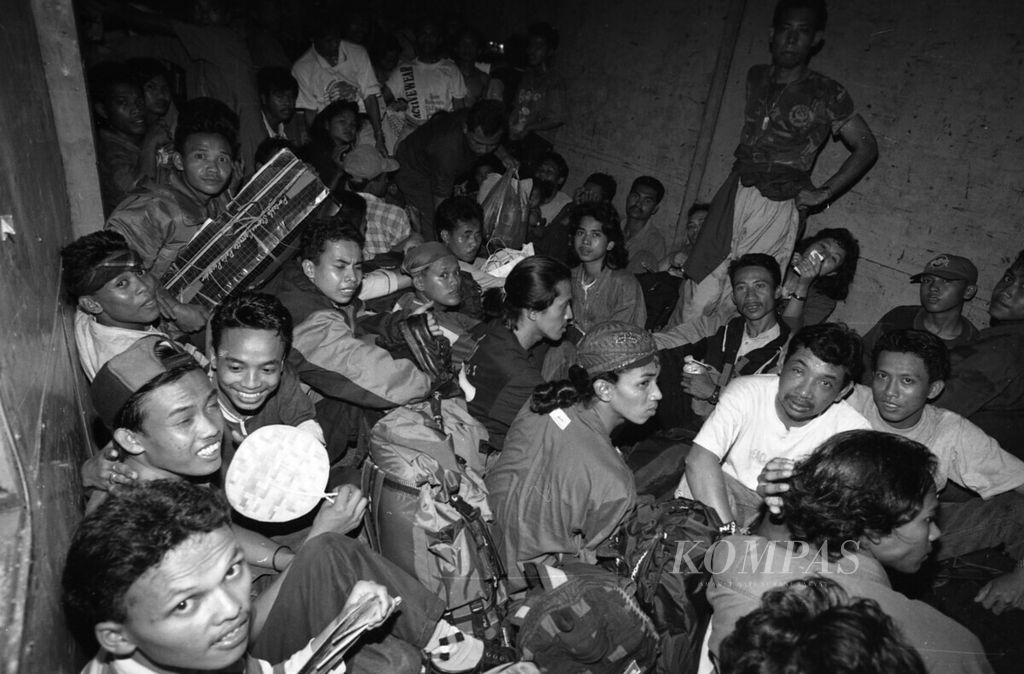 Hasrat besar untuk pulang kampung bertemu sanak keluarga merayakan Indul Fitri bersama, membuat para pemudik yang naik kereta api dari Stasiun Senen meninggalkan Jakarta pada 16 Februari 1996 menuju Surabaya ini, rela berjejal-jejal di gerbong barang yang gelap, panas dan pengap tanpa ventilasi udara yang memadai.