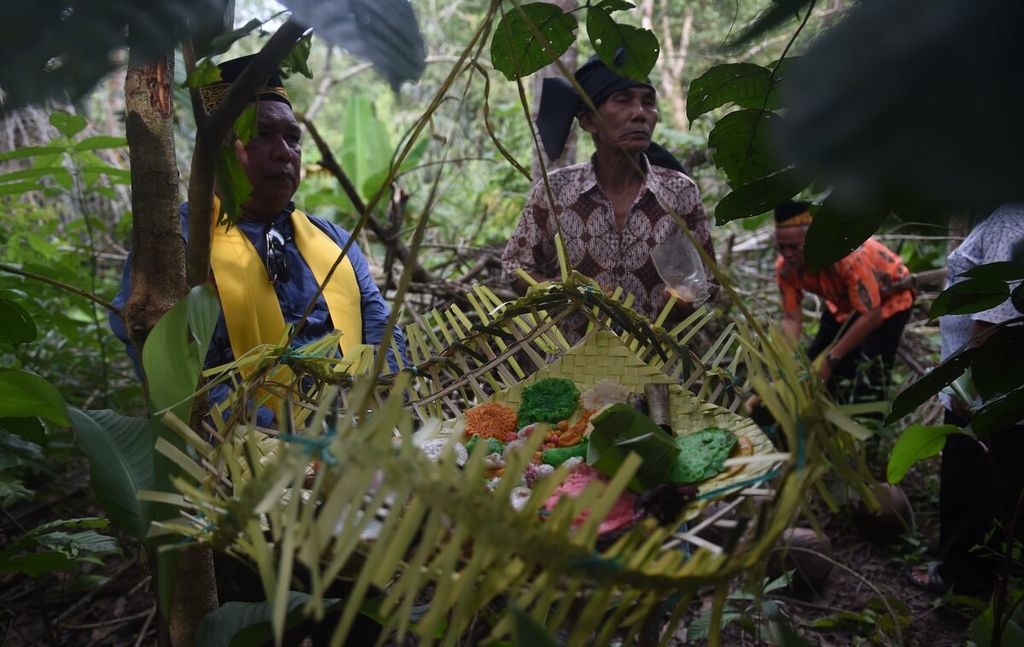 Warga suku Paser dan suku Balik meletakkan sesaji dalam ritual bersoyong di Kelurahan Sepaku, Kecamatan Sepaku, Kabupaten Penajam Paser Utara, Kalimantan Timur, Selasa (26/7/2022). 