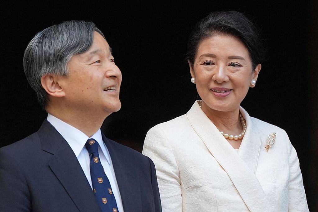 Kaisar Jepang Naruhito dan Permaisuri Masako mengunjungi almamater mereka, Merton College, di Universitas Oxford, Inggris, Jumat (28/6/2024). Naruhito menempuh pendidikan S-2 di Universitas Oxford, 40 tahun silam. 