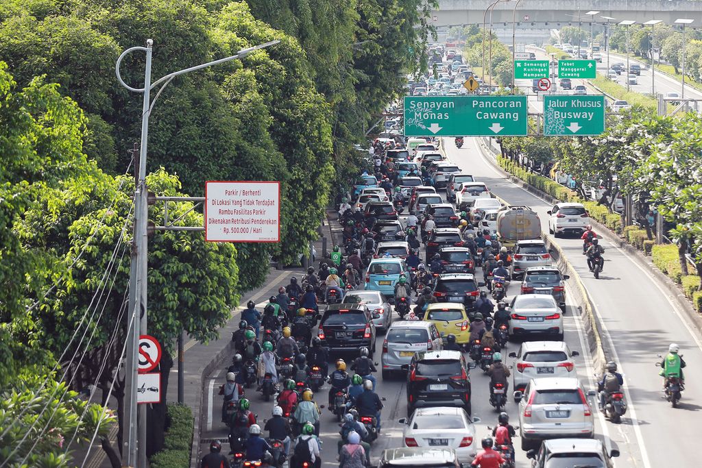 Kemacetan terjadi di Jalan Gatot Subroto, Jakarta Pusat, yang mengarah ke Pancoran, Cawang, Senayan, dan Monas, Senin (24/10/2022). 