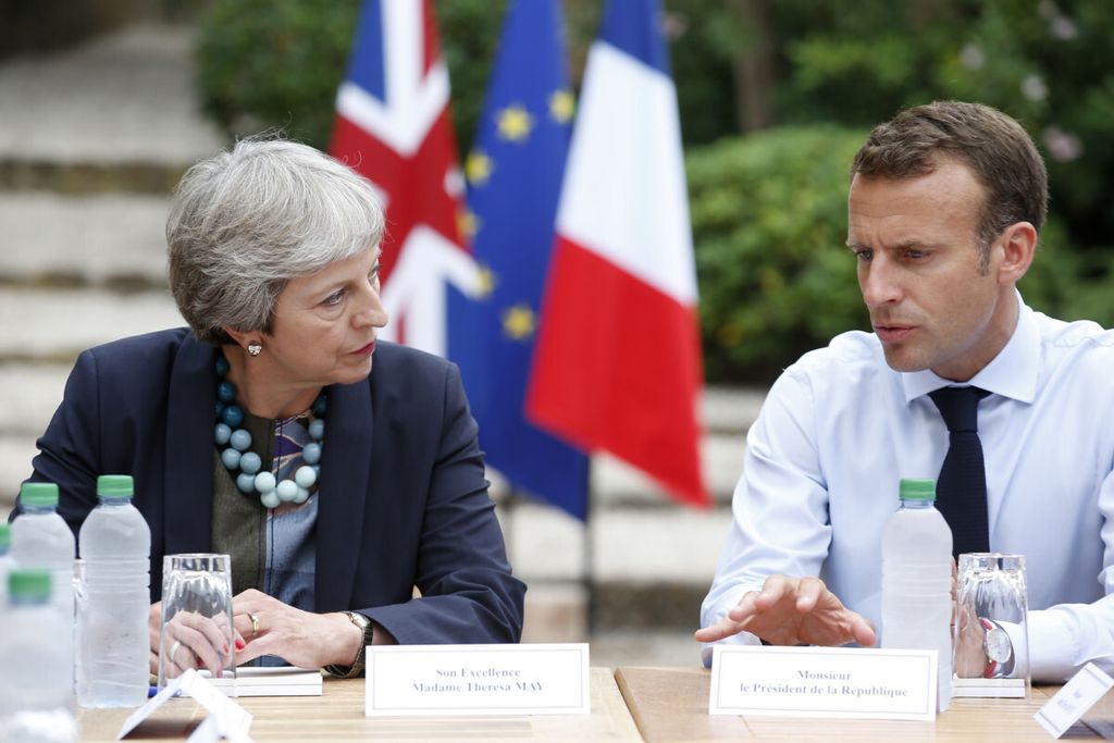 Presiden Perancis Emmanuel Macron (kanan) bertemu dengan Perdana Menteri Inggris Theresa May untuk membahas masalah Brexit di Fort de Bregancon di Bornes-les-Mimosas, Perancis selatan, Jumat 3 Agustus 2018.