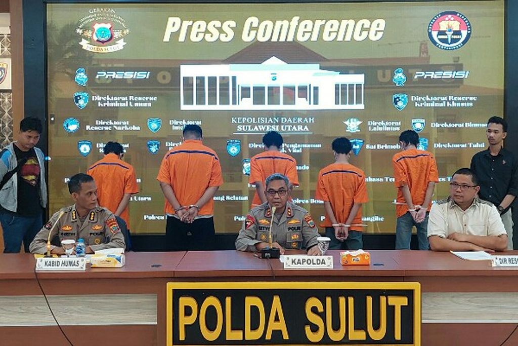 Kepala Kepolisian Daerah Sulawesi Utara Inspektur Jenderal Setyo Budiyanto (tengah) memimpin konferensi pers tentang tindak pidana perdagangan orang (TPPO) dengan modus prostitusi daring, Jumat (9/6/2023), di Manado, Sulawesi Utara. Lima laki-laki dijadikan tersangka karena diduga menjual jasa teman-teman perempuannya untuk kepentingan finansial pribadi.