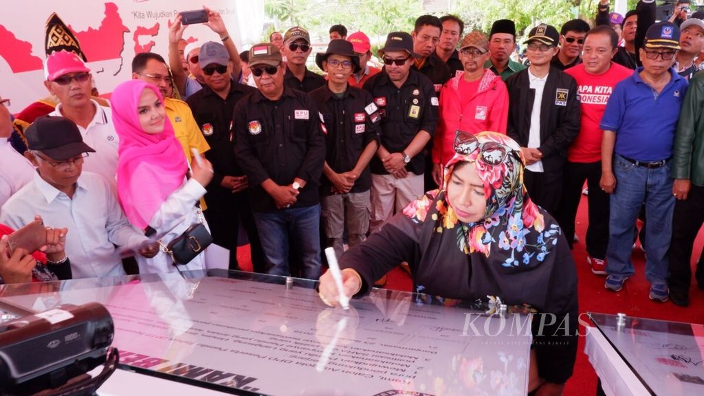 Calon anggota DPD menandatangani ikrar kampanye damai dalam acara Deklarasi Kampanye Damai di Kota Banjarmasin, Kalimantan Selatan, Minggu (23/9/2018).
