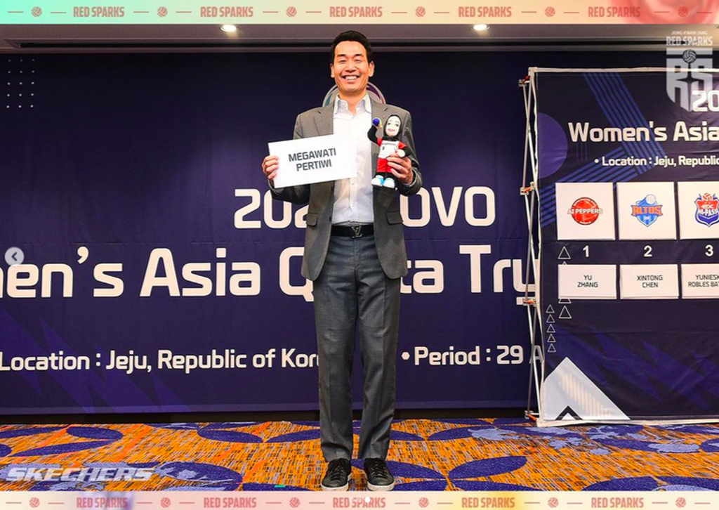 Daejeon Jung Kwan Jang Red Sparks coach, Ko Hee-jin, held a Megawati Hangestri Pertiwi doll and the player's name when introducing him as an Asian foreign player whose contract was extended by Red Sparks on Wednesday (1/5/2024).