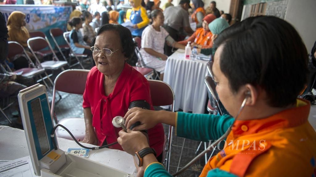 Petugas medis dari Rumah Sakit Umum Daerah Dr Moewardi memberikan layanan pengobatan gratis serta penyuluhan tentang penyakit stroke bagi warga di Kampung Mondokan, Jebres, Solo, Jawa Tengah, Selasa (30/10/2018). 