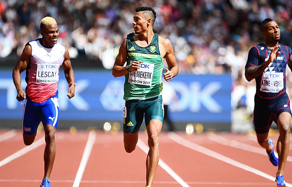 Pelari  Afrika Selatan, Wayde van Niekerk (tengah), saat berlomba pada penyisihan nomor 400 meter dalam Kejuaraan Dunia Atletik 2017 di Stadion Olimpiade London, Sabtu (5/8). Van Niekerk juga akan berlomba pada nomor 200 meter.