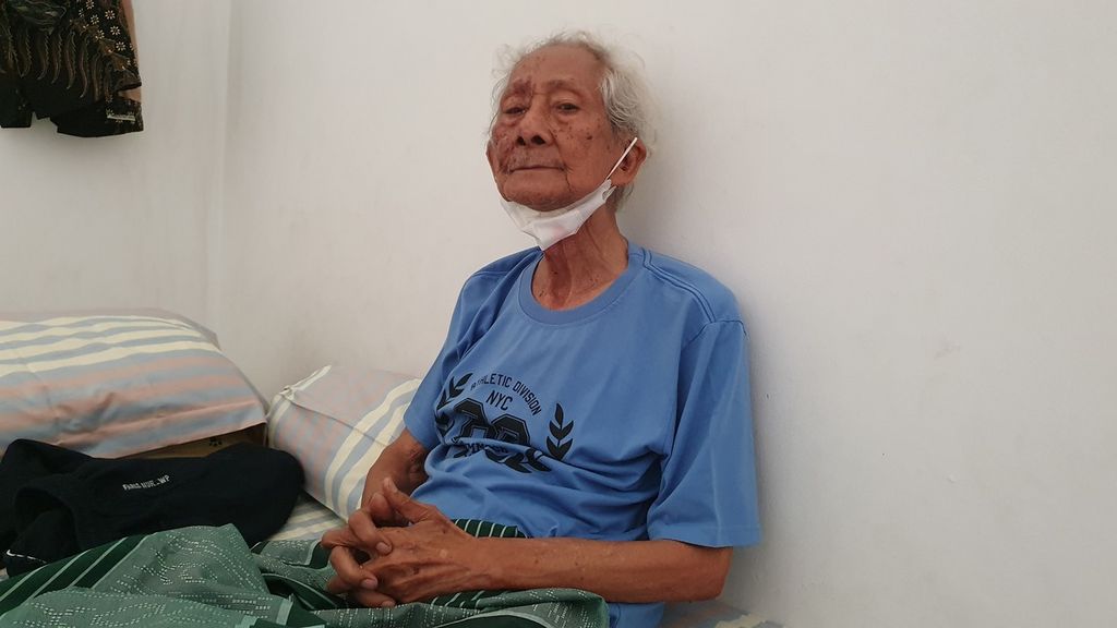 Setyo Sudrajat (81) mengungsi di rumah tetangganya di kompleks Lemigas, RT 005 RW 009, Cipulir, Kebayoran Lama, Jakarta Selatan, pada Senin (15/5/2023), karena rumahnya terbakar. 