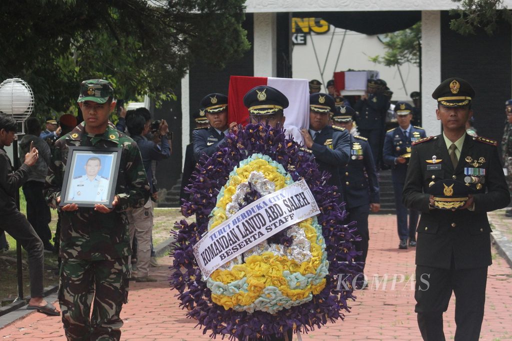 Pemakaman secara militer tiga korban kecelakaan dua pesawat Super Tucano di Taman Makam Pahlawan Suropati, Kota Malang, Jawa Timur, Jumat (17/11/2023). Sementara satu korban lainnya dimakamkan di Madiun.