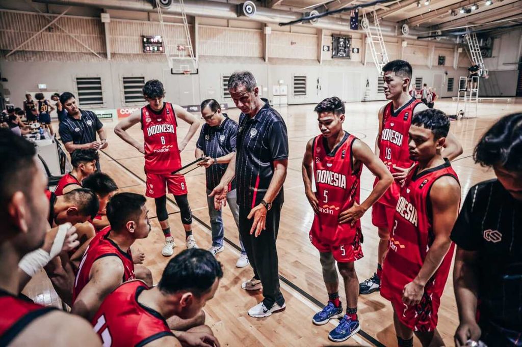Para tim basket Indonesia sedang bertanding di Brisbane, Australia, dalam rangka pemusatan latihan dan uji coba untuk persiapan menuju SEA Games 2023, Kamis (6/4/2023).