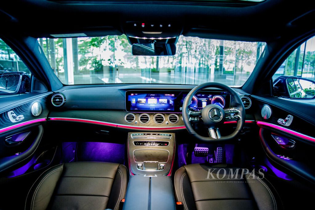 Interior kabin depan New Mercedes-Benz E 300 AMG Line 2021. 