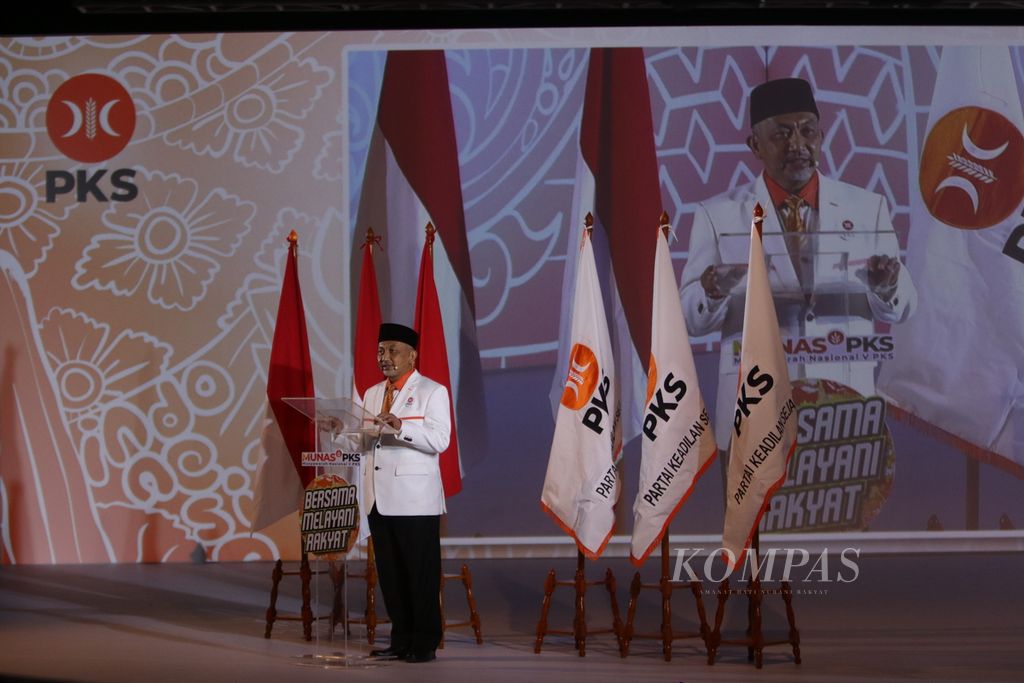 Presiden PKS periode 2020-2025 Ahmad Syaikhu menyampaikan pidato dalam Musyarah Nasional V PKS di Bandung, Jawa Barat, Minggu, 29 November 2020.